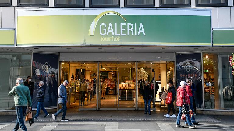 Der Kaufhauskonzern Galeria Karstadt Kaufhof ist insolvent. Mindestens 40 Filialen müssen diesmal wohl schließen. Auch in Würzburg gibt es eine große Filiale. Der Kaufhauskonzern Galeria Karstadt Kaufhof ist insolvent. Mindestens 40 Filialen müssen diesmal wohl schließen. Auch in Würzburg gibt es eine große Filiale.