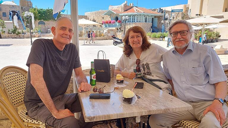Ein Bild aus unbeschwerten Zeiten: David Avshalom (links) sowie Brigitte und Günter Henneberger im Mai 2022 in Jaffa in Israel. Ein Bild aus unbeschwerten Zeiten: David Avshalom (links) sowie Brigitte und Günter Henneberger im Mai 2022 in Jaffa in Israel.