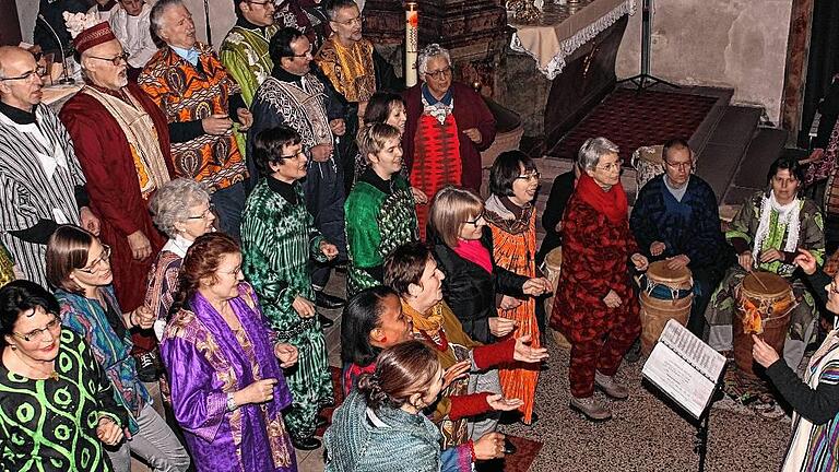 Friedens-Gottesdienst vermittelte afrikanische Lebensart       -  (ank)   Der Förderverein Sambia e.V. organisierte einen Friedens-Gottesdienst in der Pfarrkirche Maria Himmelfahrt in Böttigheim. Vorsitzende Anita Bartsch stimmte die Besucher mit Bildern von ihrer letzten Sambia-Reise ein. Uwe Seidenspinner, &bdquo;Alt-Böttigheimer&ldquo; und Bassist im Missio-Chor, stellte die Aktivitäten seines Chores vor. Die Musiker unter Leitung von Dr. Renate Geiser traten in afrikanischen Gewändern auf und wurden vom Trommelhaus-Ensemble Würzburg unter Leitung von Renate Dorbath auf Originalinstrumenten begleitet. Singen, Lachen, Klatschen und Tanzen gehören zur afrikanischen Lebensart &ndash; und dieses Gefühl vermittelten die Musiker allen Gottesdienstbesuchern, die sich anstecken ließen und schon nach den ersten Klängen mitmachten. Das Repertoire umfasste christliche, aber auch traditionelle weltliche Lieder aus verschiedenen Teilen Afrikas, die in den jeweiligen Landessprachen gesungen wurden. Im Anschluss an den Gottesdienst lud der Sambia-Verein alle in den Rathaussaal zum Essen ein. Es gab Tapas mit Wildspezialitäten, Chili con carne aus Wildfleisch, Waffeln, Glühwein, Orangenpunsch und kalte Getränke. Den Erlös der Kollekte teilten sich der Missio-Chor und der Förderverein Sambia e.V.. Der Erlös aus Ausschank und Imbiss floss zu 100 Prozent auf das Konto des Fördervereins. Der Gesamterlös für den Verein Sambia e.V. betrug 765,35 Euro und kommt direkt den bedürftigen Kindern in Sambia zugute. Mehr Infos im Internet unter www.sambia-ev.de.
