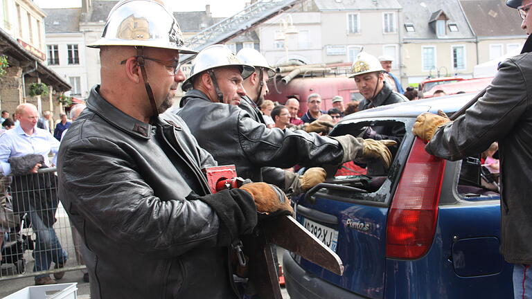 Höhepunkt des Festsonntags zum 190-jährigen Bestehen der Feuerwehr Mamers und Augenschmaus zugleich: die Vorführungen mit alten Geräten und Feuerwehrfahrzeugenauf dem Marktplatz. Abends klang das Fest gemütlich im Gerätehaus aus.