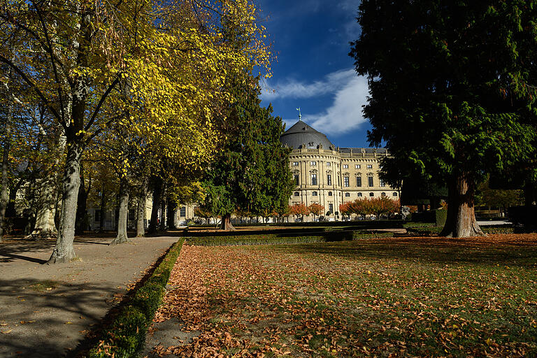 Blick auf das Hauptgebäude der Residenz mit den großen Bäumen im Hofgarten. Blick auf das Hauptgebäude der Residenz mit den großen Bäumen im Hofgarten.