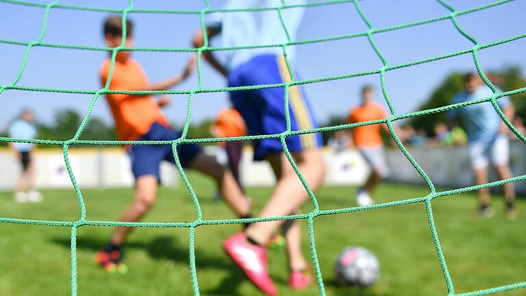 Seit dem 1. Juli dürfen Bayerns Schüler wieder gemeinsam und ohne Maske Schulsport treiben. Ob dies auch zu Beginn des neuen Schuljahres gilt, ist noch nicht klar. Seit dem 1. Juli dürfen Bayerns Schüler wieder gemeinsam und ohne Maske Schulsport treiben. Ob dies auch zu Beginn des neuen Schuljahres gilt, ist noch nicht klar. 