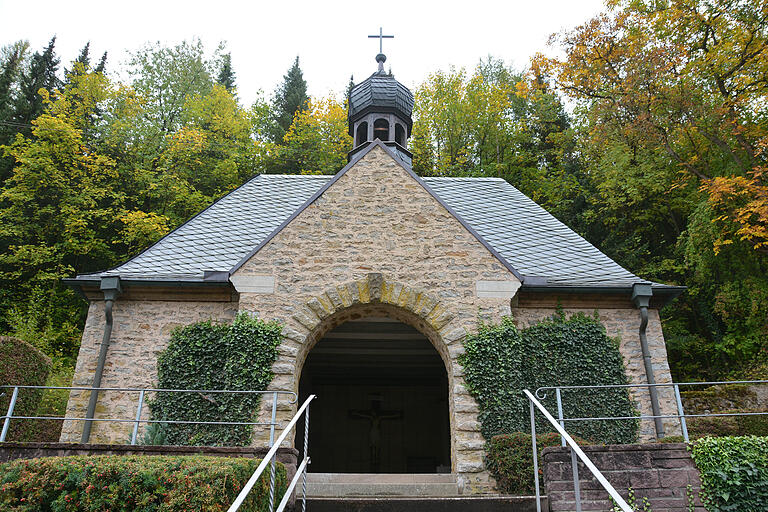 Die Kosten der Restaurierung vom Dach der Aussegnungshalle im Friedhof Mühlbach betrugen 66.700 Euro. Die Kosten der Restaurierung vom Dach der Aussegnungshalle im Friedhof Mühlbach betrugen 66.700 Euro.