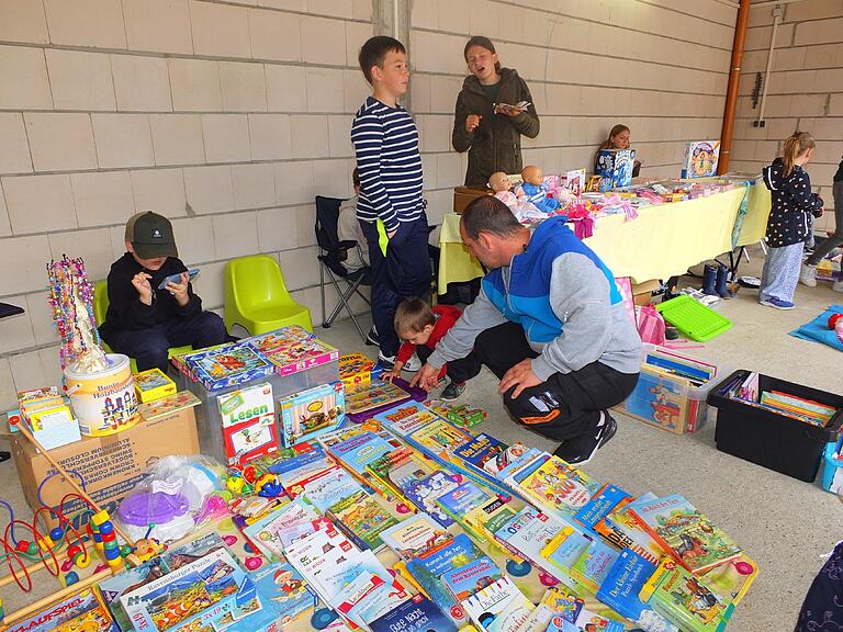 Am Stöbern bei Kinderflohmarkt hatten Klein und Groß ihren Spaß. Am Stöbern bei Kinderflohmarkt hatten Klein und Groß ihren Spaß.