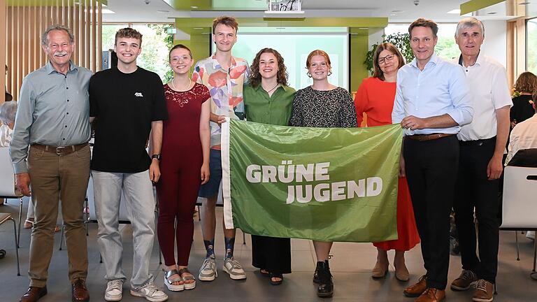 Den Vorstand des neu gegründeten Kreisverbandss der Grünen Jugend Gerolzhofen-Schweinfurt bilden: Justus Zink (ab Zweiter von links), Marie Thaler, Paul Winkelmann, Nele Wirth und Klara Döpfner. Mit im Bild sind Landtagsabgeordneter Paul Knoblach (links), Bundestagsabgeordnete Manuela Rottmann (ab Dritte von rechts), der Vizepräsident des Bayerischen Landtags, Ludwig Hartmann, und stellvertretender Landrat Thomas Vizl zu sehen. Den Vorstand des neu gegründeten Kreisverbandss der Grünen Jugend Gerolzhofen-Schweinfurt bilden: Justus Zink (ab Zweiter von links), Marie Thaler, Paul Winkelmann, Nele Wirth und Klara Döpfner. Mit im Bild sind Landtagsabgeordneter Paul Knoblach (links), Bundestagsabgeordnete Manuela Rottmann (ab Dritte von rechts), der Vizepräsident des Bayerischen Landtags, Ludwig Hartmann, und stellvertretender Landrat Thomas Vizl zu sehen.