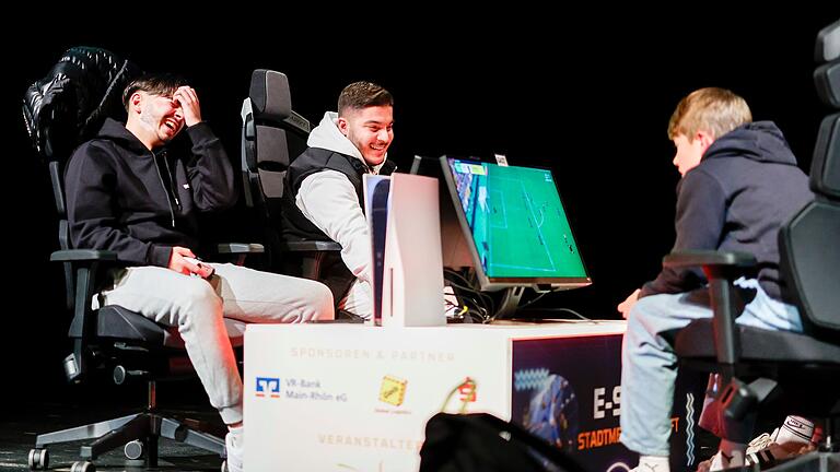 Zum Gaming gehören auch Emotionen: Ensar Kilic (links im Bild) und Besar Sükrü Karatay (Mitte), die späteren Siegers des Turniers, während einer Partie 'FC25'. Zum Gaming gehören auch Emotionen: Ensar Kilic (links im Bild) und Besar Sükrü Karatay (Mitte), die späteren Siegers des Turniers, während einer Partie 'FC25'.