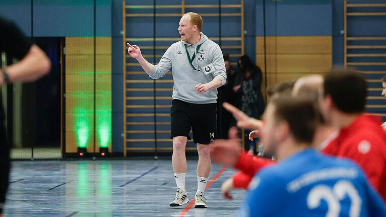 Hatte beim Heimspiel gegen den TSV Rothenburg wenig Spaß: Trainer Julian Bötsch von der DJK Waldbüttelbrunn. Hatte beim Heimspiel gegen den TSV Rothenburg wenig Spaß: Trainer Julian Bötsch von der DJK Waldbüttelbrunn.