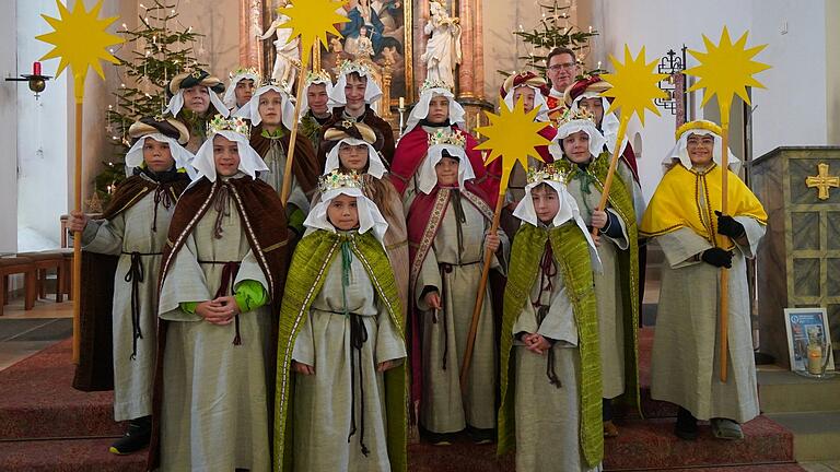 Sternsinger aus Hohenroth mit Pfarrer Andreas Krefft.