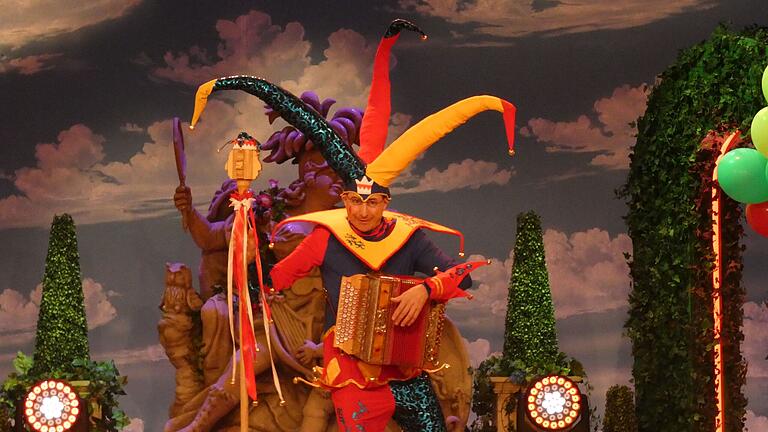 Fasching als närrische Zeit, das nahm Oti Schmelzer 2019 mit seinem Auftritt als Hofnarr wörtlich. Fasching als närrische Zeit, das nahm Oti Schmelzer 2019 mit seinem Auftritt als Hofnarr wörtlich.
