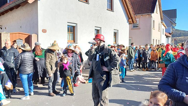 Markus Reimer       -  Als Feuerwehrmann verkleidet führt der Kommentator Markus Reimer humorvoll durch den Faschingsumzug und sorgt für beste Unterhaltung am Straßenrand.
