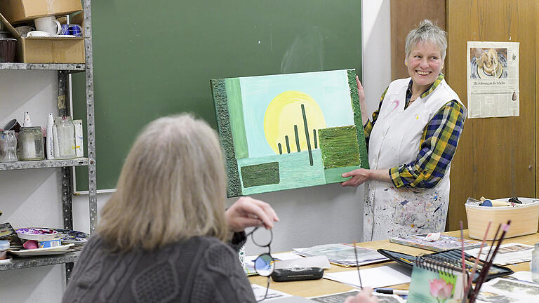 Angie Wolf       -  Malen lernen an sechs Abenden: Beim Acrylmalkurs für Anfänger an der Kitzinger Volkshochschule sind unter der Leitung von Gabriele Schaller-Götsch alle mit Freude und Konzentration bei der Sache.