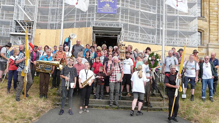 Nach zwei Tagen und etwa 80 Kilometer Fußmarsch stellten sich die Hollstädter Wallfahrer nach dem Gottesdienst in der Basilika Vierzehnheiligen am Treppenaufgang zum Erinnerungsfoto. Nach zwei Tagen und etwa 80 Kilometer Fußmarsch stellten sich die Hollstädter Wallfahrer nach dem Gottesdienst in der Basilika Vierzehnheiligen am Treppenaufgang zum Erinnerungsfoto.