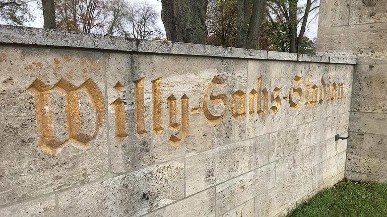 Noch ist das Stadion nach Willy Sachs benannt. Ob das so bleibt, entscheidet der Stadtrat im Dezember. Noch ist das Stadion nach Willy Sachs benannt. Ob das so bleibt, entscheidet der Stadtrat im Dezember.