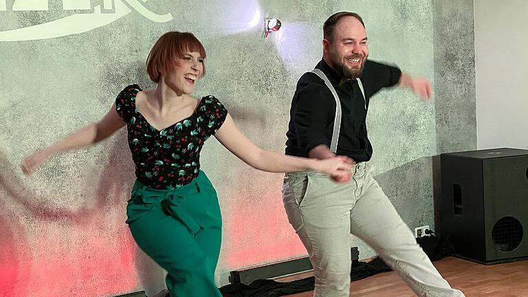 Zum Tag der Offenen Online-Tür bei der Tanzschule&nbsp; am Samstag, 27. März, ist jeder eingeladen. Im Bild die Tanztrainer Luise Räth und Kai Luther bei der Pelzer-Online-Tanzbühne im Februar 2021.