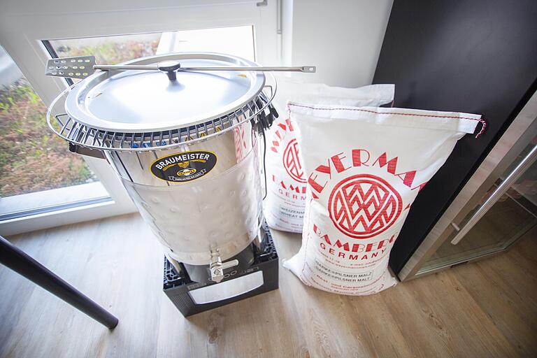 In Tim Zengleins Wohnung steht die kleine Brauerei, die der Hobbybrauer zum Experimentieren nutzt. Ein Braukessel für 20 Liter Bier und in Säcken abgefülltes Malz - viel mehr braucht's nicht.