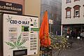 Der CBD-Automat in der Oberen Viehmarktstraße in Karlstadt ist von der Hauptstraße aus leicht zu sehen.