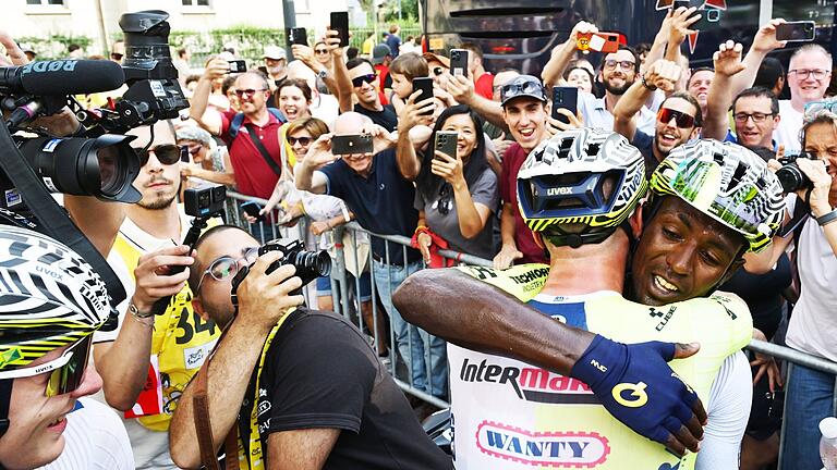 UCI WorldTour - Tour de France.jpeg       -  UCI WorldTour - Tour de France 01.07.2024, Italien, Turin: Radsport: UCI WorldTour - Tour de France, Piacenza - Turin (230,50 km), 3. Etappe: Biniam Girmay aus Eritrea, Team um den Augsburger Georg Zimmermann, feiert seinem Sieg einer Etappe der Tour de France. Foto: Pool Szymon Gruchalski/Belga/dpa +++ dpa-Bildfunk +++