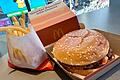 urn_newsml_dpa.com_20090101_241024-99-804021-v4-s2048.jpeg       -  Geschnittene Zwiebeln auf einem Burger werden als Grund für Kolibakterien vermutet.