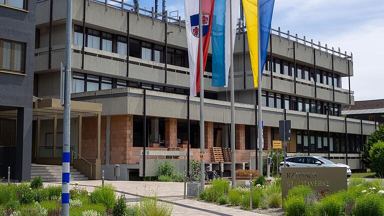 Rathaus Karlstadt: Der Finanzausschuss tagte am Dienstag und besprach den Haushalt. Rathaus Karlstadt: Der Finanzausschuss tagte am Dienstag und besprach den Haushalt.