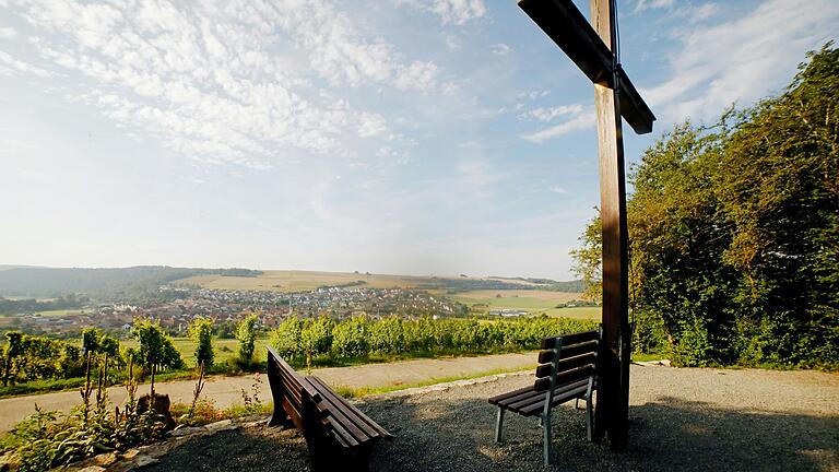 Grillplatz auf dem Stettener Brückberg: Vom hohen Kolpingkreuz aus hat man eine herrliche Sicht über die Weinberge und in das Flusstal. Grillplatz auf dem Stettener Brückberg: Vom hohen Kolpingkreuz aus hat man eine herrliche Sicht über die Weinberge und in das Flusstal.