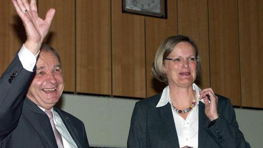 Hohe Ehre: Reinhold Kuhn hat von seiner Nachfolgerin Christine Konrad den Goldenen Ehrenring erhalten Hohe Ehre: Reinhold Kuhn hat von seiner Nachfolgerin Christine Konrad den Goldenen Ehrenring erhalten