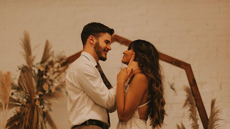 Hochzeit       -  Eine Hochzeit im Wüstenblumen-Stil ähnelt einer Vintage-Hochzeit. Allerdings unterscheiden sich die Farben.