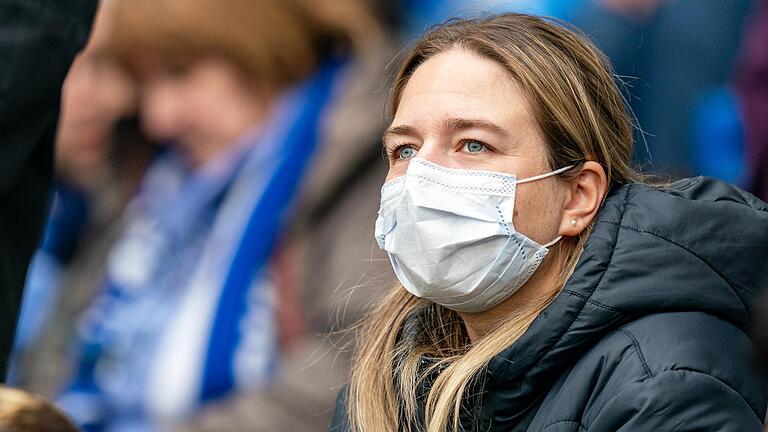 Eine Zuschauerin beim Fußballspiel: Immer mehr Menschen versuchen auch in Deutschland, einer Ansteckung mit dem Coronavirus durch einen Mundschutz vorzubeugen. Eine Zuschauerin beim Fußballspiel: Immer mehr Menschen versuchen auch in Deutschland, einer Ansteckung mit dem Coronavirus durch einen Mundschutz vorzubeugen.