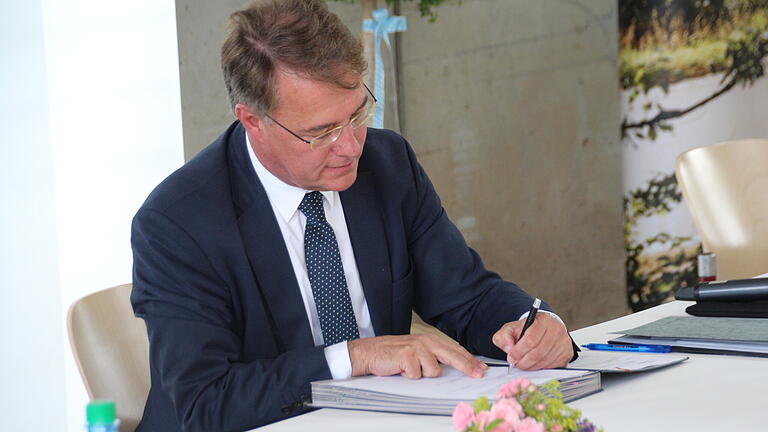 Gunther Adler, Geschäftsführer Personal der Autobahn GmbH, unterzeichnet die Kooperationsvereinbarung für die Autobahn GmbH des Bundes. Gunther Adler, Geschäftsführer Personal der Autobahn GmbH, unterzeichnet die Kooperationsvereinbarung für die Autobahn GmbH des Bundes.