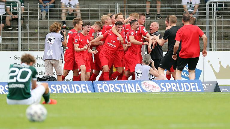 Forcieren nach dem 1:0 im Relegations-Hinspiel ihren nächsten großen Wurf: Die in Schweinfurt rot gekleideten Spieler des TSV Havelse.&nbsp;