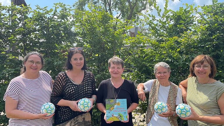 Übergabe der Bälle mit dem Fairtrade Karlstadt Logo an das Kinderhaus zur Heiligen Familie(von links) Tina Ehrenfeld (Leitung des Kinderhauses), Heidi Pollin, Rita Scheiner, Eva Eisele und Anja Baier (alle Fairtrade Steuerungsgruppe Karlstadt). Übergabe der Bälle mit dem Fairtrade Karlstadt Logo an das Kinderhaus zur Heiligen Familie(von links) Tina Ehrenfeld (Leitung des Kinderhauses), Heidi Pollin, Rita Scheiner, Eva Eisele und Anja Baier (alle Fairtrade Steuerungsgruppe Karlstadt).