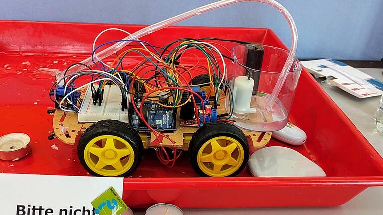 Jugend forscht in Bad Kissingen 2025 - Mit dem Modell ihres Löschroboters wurden Elias Hans und Yüejün Wang, Gymnasiasten aus Aschaffenburg, die Junior-Sieger in der Kategorie Technik. Jugend forscht in Bad Kissingen 2025 - Mit dem Modell ihres Löschroboters wurden Elias Hans und Yüejün Wang, Gymnasiasten aus Aschaffenburg, die Junior-Sieger in der Kategorie Technik.