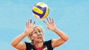 Tanja Hart und ihre Eindrücke als Olympia-Touristin in Peking       -  Marktheidenfeld (ach)   Mit völlig neuen Eindrücken kehrte die ehemalige Volleyball-Nationalspielerin Tanja Hart von ihren vierten Olympischen Spielen zurück: Nach ihren Auftritten als Aktive bei den Sommerspielen in Atlanta (1996), in Sydney (2000) sowie in Athen (2004) besuchte sie die Wettkämpfe in Peking nach verpasster Qualifikation diesmal als Zuschauerin. Begleitet wurde sie von ihrer ehemaligen Nationalmannschafts-Kollegin Angelina Grün. Während Tanja Hart ihre Karriere mittlerweile beendet hat und nächste Woche in Höchstadt/Aisch eine Stelle als Lehrerin antritt, ist Angelina Grün in diesem Sommer dem ehemaligen Bundestrainer Giovanni Guidetti zum türkischen Erstligisten Vakifbank Günes Sigorta Istanbul gefolgt. &bdquo;Es war ein tolles Erlebnis, Olympia einmal ohne den sportlichen Druck erleben zu können&ldquo;, berichtet Tanja Hart, die in Röttbach bei Marktheidenfeld mit ihrem langjährigen Freund Frank Schneider (Fußballtorhüter beim Bezirksligisten SC Schollbrunn) zusammen lebt. Neben Besuchen beim Volleyball, Beachvolleyball, Handball, Basketball und Nicolas Kiefer beim Tennis waren die Olympia-Touristinnen Hart und Grün aufgrund ihrer Kontakte auch Stammgäste im Deutschen Haus, wo sie viele alte Bekannte aus der Welt des Sports trafen und es zu lustigen Erlebnissen kam: &bdquo;Wir wurden oft gefragt: 'Und, wie habt ihr heute gespielt?'.&ldquo; Zu sehen waren Hart und Grün auch im deutschen Fernsehen, als sie die deutschen Männer bei ihrem Auftritt anfeuerten. Allerdings vergeblich, denn das deutsche Männerteam überstand die Gruppenphase nicht und musste vorzeitig die Koffer packen. Unsere Bilder zeigen Tanja Hart bei Olympia 2004 in Athen als Zuspielerin in Aktion (links) sowie mit ihrer Freundin Angelina Grün und einem Peking-Maskottchen vor der Volleyball-Arena in der chinesischen Hauptstadt Peking.