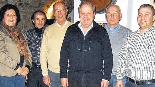 Schluss nach 18 Jahren: Peter Herbert (Mitte) wurde von der Gesellschaft für deutsch-türkische Freundschaft zum Ehrenmitglied ernannt. Das Bild zeigt ihn im Kreise des neu gewählten Vorstands: (von links) Helga Mages, Mustafa Ayaz, Karl-Heinz Feser, Peter Herbert, Helmut Tupy und der neue Vorsitzende Niyazi Akcay. Es fehlt Nüvit Herbert. Schluss nach 18 Jahren: Peter Herbert (Mitte) wurde von der Gesellschaft für deutsch-türkische Freundschaft zum Ehrenmitglied ernannt. Das Bild zeigt ihn im Kreise des neu gewählten Vorstands: (von links) Helga Mages, Mustafa Ayaz, Karl-Heinz Feser, Peter Herbert, Helmut Tupy und der neue Vorsitzende Niyazi Akcay. Es fehlt Nüvit Herbert.