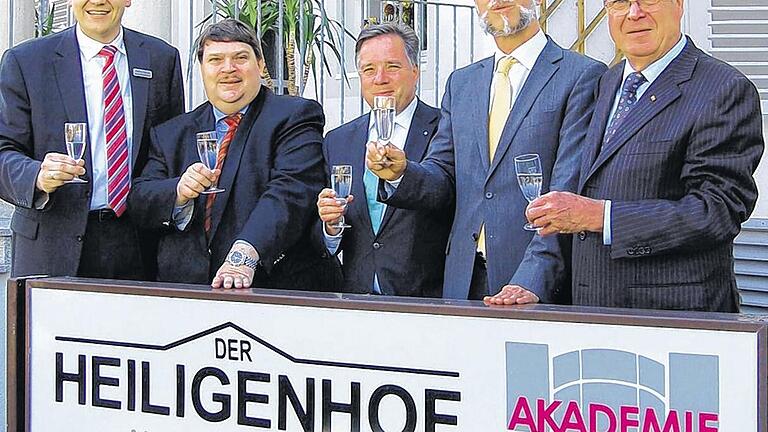 60 Jahre Heiligenhof: Ein Schlückchen auf den Geburtstag des Bildungszentrums gönnten sich (von links) Geschäftsführer Steffen Hörtler, Europaabgeordneter Bernd Posselt, Staatssekretär Markus Sackmann, OB Kay Blankenburg und Stiftungsvorsitzender Günter Reichert. 60 Jahre Heiligenhof: Ein Schlückchen auf den Geburtstag des Bildungszentrums gönnten sich (von links) Geschäftsführer Steffen Hörtler, Europaabgeordneter Bernd Posselt, Staatssekretär Markus Sackmann, OB Kay Blankenburg und Stiftungsvorsitzender Günter Reichert.