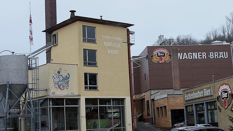 Arco hat Wagner-Bräu in Eschenbach übernommen - (gg) Die Privatbrauerei Wagner in Eltmann/Eschenbach ist zu Jahresbeginn von der Arco-Brauerei aus Moos übernommen worden. Diese möchte eigenen Angaben nach die Brauerei in Eschenbach als eigenständige Brauerei erhalten. Der Inhaber der Privatbrauerei Wagner, Karl Wagner, bat um Verständnis, dass er den Betrieb aus familiären Gründen abgeben müsse, vor allem fehle innerhalb der Familie ein Nachkomme, der die Brauerei übernehmen könne. Zum anderen habe er Vermögen in die „Karl-Wagner-Stiftung“ eingebracht, wolle aber mit diesem weiteren Schritt auch den Fortbestand der Traditionsbrauerei sichern. „Die Arco-Brauerei aus Moos wird zu 100 Prozent die Eschenbacher Privatbrauerei mit ihren Immobilien übernehmen und die Brauerei weiterführen“, nennt Karl Wagner das Verhandlungsergebnis. Holger Fichtel, Geschäftsführer von Arco in Moos und die Eschenbacher Privatbrauerei, stellt fest, es handle sich um „eine Partnerschaft auf Augenhöhe“. Die Eschenbacher Privatbrauerei passe hervorragend zu Wachstumskonzept von Arco. „Sie ist eine moderne, gut geführte Brauerei mit Qualität und interessanten Biermarken, die auch erhalten bleiben.“ Laut Helmut Gaißmaier, Architekt für das Brauwesen mit langer Verbindung zum Hause Wagner, sei der Vater des jetzigen Besitzers „ein Genie und ein Automationsfanatiker“ gewesen, der schon 1974 seine Brauerei mit dem weltweit ersten Vollautomatik-Sudhaus ausgestattet hat. Dem sei 1982 noch ein neues Vollautomatiksudhaus gefolgt, das selbst die Tanks automatisch reinige. „Wagner-Bräu-Eschenbach“ hat Firmenangaben nach erstmals im Jahre 1750 Bier gebraut. Arco-Bräu produziere 280 000 Hektoliter Bier pro Jahr und habe in den vergangenen Jahren 50 neue Mitarbeiter eingestellt. Die Eschenbacher Privatbrauerei habe einen Ausstoß von 80 000 Hektoliter pro Jahr, aber noch Kapazitäten frei. Laut Fichtel könnten in fünf bis sieben Jahren in Eschenbach 160 000 Hektoliter gebraut werden. „Hierfür werden wir auch zusätzlich Personal einstellen. Wir werden dabei in Eschenbach alle gebrauten Biersorten erhalten und auch alle Arbeitsplätze.“ Zum Verkauf der Brauerei hatte der Stiftungsrat der „Karl-Wagner-Stiftung“ ein gewichtiges Wort mitzureden. Der Verkaufserlös fließt in die Stiftung entsprechend dem Stiftungszweck, behinderten Kindern und Menschen zu helfen. Eltmanns Bürgermeister Michael Ziegler gestand, dass er vom Verkauf erst geschockt war. Allerdings müsse man auch einsehen, dass solch ein Familienbetrieb auch an die Grenzen der Schaffenskraft gehe. Man müsse auch an die Nachfolgeregelung denken und deswegen sei er namens der Stadt dankbar, dass die Arco-Bräu die Brauerei übernehme und damit von den einst 20 Brauereien im Stadtgebiet die letzte produzierende Brauerei bestehen bleibe. Arco hat Wagner-Bräu in Eschenbach übernommen - (gg) Die Privatbrauerei Wagner in Eltmann/Eschenbach ist zu Jahresbeginn von der Arco-Brauerei aus Moos übernommen worden. Diese möchte eigenen Angaben nach die Brauerei in Eschenbach als eigenständige Brauerei erhalten. Der Inhaber der Privatbrauerei Wagner, Karl Wagner, bat um Verständnis, dass er den Betrieb aus familiären Gründen abgeben müsse, vor allem fehle innerhalb der Familie ein Nachkomme, der die Brauerei übernehmen könne. Zum anderen habe er Vermögen in die „Karl-Wagner-Stiftung“ eingebracht, wolle aber mit diesem weiteren Schritt auch den Fortbestand der Traditionsbrauerei sichern. „Die Arco-Brauerei aus Moos wird zu 100 Prozent die Eschenbacher Privatbrauerei mit ihren Immobilien übernehmen und die Brauerei weiterführen“, nennt Karl Wagner das Verhandlungsergebnis. Holger Fichtel, Geschäftsführer von Arco in Moos und die Eschenbacher Privatbrauerei, stellt fest, es handle sich um „eine Partnerschaft auf Augenhöhe“. Die Eschenbacher Privatbrauerei passe hervorragend zu Wachstumskonzept von Arco. „Sie ist eine moderne, gut geführte Brauerei mit Qualität und interessanten Biermarken, die auch erhalten bleiben.“ Laut Helmut Gaißmaier, Architekt für das Brauwesen mit langer Verbindung zum Hause Wagner, sei der Vater des jetzigen Besitzers „ein Genie und ein Automationsfanatiker“ gewesen, der schon 1974 seine Brauerei mit dem weltweit ersten Vollautomatik-Sudhaus ausgestattet hat. Dem sei 1982 noch ein neues Vollautomatiksudhaus gefolgt, das selbst die Tanks automatisch reinige. „Wagner-Bräu-Eschenbach“ hat Firmenangaben nach erstmals im Jahre 1750 Bier gebraut. Arco-Bräu produziere 280 000 Hektoliter Bier pro Jahr und habe in den vergangenen Jahren 50 neue Mitarbeiter eingestellt. Die Eschenbacher Privatbrauerei habe einen Ausstoß von 80 000 Hektoliter pro Jahr, aber noch Kapazitäten frei. Laut Fichtel könnten in fünf bis sieben Jahren in Eschenbach 160 000 Hektoliter gebraut werden. „Hierfür werden wir auch zusätzlich Personal einstellen. Wir werden dabei in Eschenbach alle gebrauten Biersorten erhalten und auch alle Arbeitsplätze.“ Zum Verkauf der Brauerei hatte der Stiftungsrat der „Karl-Wagner-Stiftung“ ein gewichtiges Wort mitzureden. Der Verkaufserlös fließt in die Stiftung entsprechend dem Stiftungszweck, behinderten Kindern und Menschen zu helfen. Eltmanns Bürgermeister Michael Ziegler gestand, dass er vom Verkauf erst geschockt war. Allerdings müsse man auch einsehen, dass solch ein Familienbetrieb auch an die Grenzen der Schaffenskraft gehe. Man müsse auch an die Nachfolgeregelung denken und deswegen sei er namens der Stadt dankbar, dass die Arco-Bräu die Brauerei übernehme und damit von den einst 20 Brauereien im Stadtgebiet die letzte produzierende Brauerei bestehen bleibe.