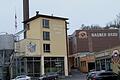 Arco hat Wagner-Bräu in Eschenbach übernommen       -  (gg)   Die Privatbrauerei Wagner in Eltmann/Eschenbach ist zu Jahresbeginn von der Arco-Brauerei aus Moos übernommen worden. Diese möchte eigenen Angaben nach die Brauerei in Eschenbach als eigenständige Brauerei erhalten. Der Inhaber der Privatbrauerei Wagner, Karl Wagner, bat um Verständnis, dass er den Betrieb aus familiären Gründen abgeben müsse, vor allem fehle innerhalb der Familie ein Nachkomme, der die Brauerei übernehmen könne. Zum anderen habe er Vermögen in die &bdquo;Karl-Wagner-Stiftung&ldquo; eingebracht, wolle aber mit diesem weiteren Schritt auch den Fortbestand der Traditionsbrauerei sichern. &bdquo;Die Arco-Brauerei aus Moos wird zu 100 Prozent die Eschenbacher Privatbrauerei mit ihren Immobilien übernehmen und die Brauerei weiterführen&ldquo;, nennt Karl Wagner das Verhandlungsergebnis. Holger Fichtel, Geschäftsführer von Arco in Moos und die Eschenbacher Privatbrauerei, stellt fest, es handle sich um &bdquo;eine Partnerschaft auf Augenhöhe&ldquo;. Die Eschenbacher Privatbrauerei passe hervorragend zu Wachstumskonzept von Arco. &bdquo;Sie ist eine moderne, gut geführte Brauerei mit Qualität und interessanten Biermarken, die auch erhalten bleiben.&ldquo; Laut Helmut Gaißmaier, Architekt für das Brauwesen mit langer Verbindung zum Hause Wagner, sei der Vater des jetzigen Besitzers &bdquo;ein Genie und ein Automationsfanatiker&ldquo; gewesen, der schon 1974 seine Brauerei mit dem weltweit ersten Vollautomatik-Sudhaus ausgestattet hat. Dem sei 1982 noch ein neues Vollautomatiksudhaus gefolgt, das selbst die Tanks automatisch reinige. &bdquo;Wagner-Bräu-Eschenbach&ldquo; hat Firmenangaben nach erstmals im Jahre 1750 Bier gebraut. Arco-Bräu produziere 280 000 Hektoliter Bier pro Jahr und habe in den vergangenen Jahren 50 neue Mitarbeiter eingestellt. Die Eschenbacher Privatbrauerei habe einen Ausstoß von 80 000 Hektoliter pro Jahr, aber noch Kapazitäten frei. Laut Fichtel könnten in fünf bis sieben Jahren in Eschenbach 160 000 Hektoliter gebraut werden. &bdquo;Hierfür werden wir auch zusätzlich Personal einstellen. Wir werden dabei in Eschenbach alle gebrauten Biersorten erhalten und auch alle Arbeitsplätze.&ldquo; Zum Verkauf der Brauerei hatte der Stiftungsrat der &bdquo;Karl-Wagner-Stiftung&ldquo; ein gewichtiges Wort mitzureden. Der Verkaufserlös fließt in die Stiftung entsprechend dem Stiftungszweck, behinderten Kindern und Menschen zu helfen. Eltmanns Bürgermeister Michael Ziegler gestand, dass er vom Verkauf erst geschockt war. Allerdings müsse man auch einsehen, dass solch ein Familienbetrieb auch an die Grenzen der Schaffenskraft gehe. Man müsse auch an die Nachfolgeregelung denken und deswegen sei er namens der Stadt dankbar, dass die Arco-Bräu die Brauerei übernehme und damit von den einst 20 Brauereien im Stadtgebiet die letzte produzierende Brauerei bestehen bleibe.