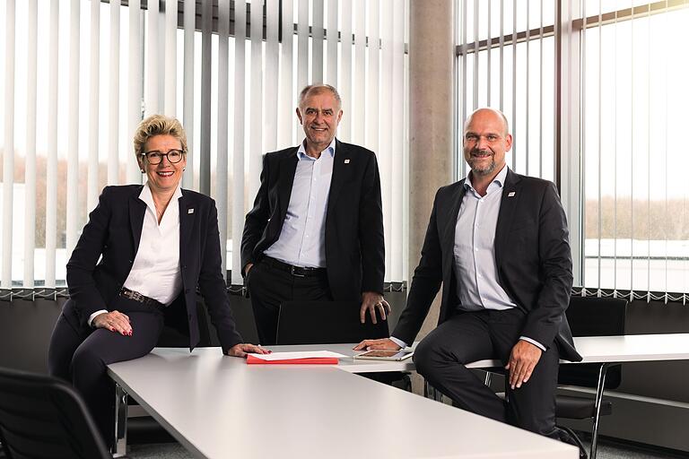 Der Vorstand der Warema Renkhoff SE (von links): Vorsitzende Angelique Renkhoff-Mücke, Harald Freund (stellvertretender Vorsitzender und Vorstand Vertrieb) und Michael Müller (Vorstand Produktion). Der Vorstand der Warema Renkhoff SE (von links): Vorsitzende Angelique Renkhoff-Mücke, Harald Freund (stellvertretender Vorsitzender und Vorstand Vertrieb) und Michael Müller (Vorstand Produktion).