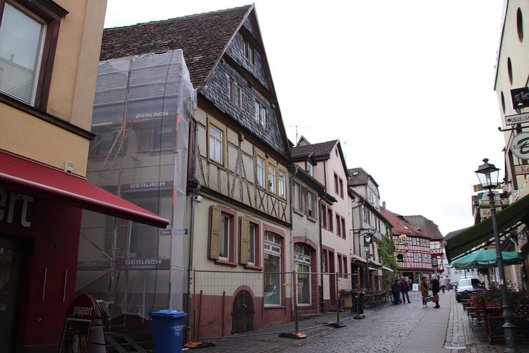 Rundum gesichert, Zukunft in der Schwebe: das Anwesen Lohrtorstraße 8, das ehemalige Vogelsanghaus.