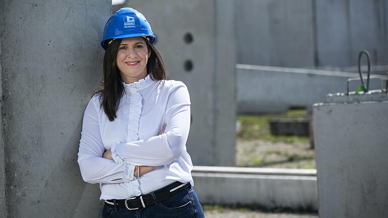 'Wir müssen zum Teil mit explosionsartig erhöhten Preise kalkulieren', sagt Carolin Glöckle vom Schweinfurter Bauunternehmen Glöckle. Die Rohstoffknappheit sorgt auch für Lieferverzögerungen, Mitarbeitende müssen dagegen nicht um ihren Arbeitsplatz fürchten, es werden sogar weitere gesucht. 'Wir müssen zum Teil mit explosionsartig erhöhten Preise kalkulieren', sagt Carolin Glöckle vom Schweinfurter Bauunternehmen Glöckle. Die Rohstoffknappheit sorgt auch für Lieferverzögerungen, Mitarbeitende müssen dagegen nicht um ihren Arbeitsplatz fürchten, es werden sogar weitere gesucht.