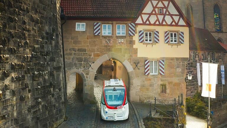 Zukunftstechnologie in historischem Ambiente: Die Stadt Kronach ist beim Autonomen Fahren schon vorne mit dabei – und die autonomen Shuttles sind auch eine touristische Attraktion. Zukunftstechnologie in historischem Ambiente: Die Stadt Kronach ist beim Autonomen Fahren schon vorne mit dabei – und die autonomen Shuttles sind auch eine touristische Attraktion.