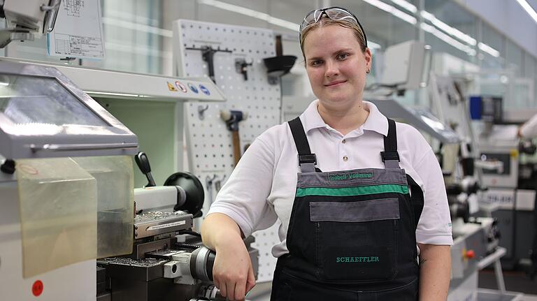 Isabell Vollmann hat nach der Mittelschule und einer Ausbildung ihr Abitur auf dem Bayernkolleg in Schweinfurt nachgeholt. Danach zog es sie in die Industrie. Isabell Vollmann hat nach der Mittelschule und einer Ausbildung ihr Abitur auf dem Bayernkolleg in Schweinfurt nachgeholt. Danach zog es sie in die Industrie.