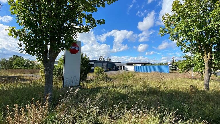 Auf diesem Grundstück 'Im Seelein' in Volkach soll ein Wohnheim für geflüchtete Menschen gebaut werden. Die Meinungen dazu gehen weit auseinander.