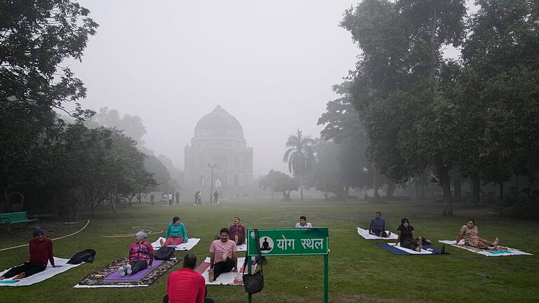 Luftverschmutzung in Indien - Menschen machen trotz extremer Luftverschmutzung Yoga in einem Park in Neu-Delhi. Luftverschmutzung in Indien - Menschen machen trotz extremer Luftverschmutzung Yoga in einem Park in Neu-Delhi.