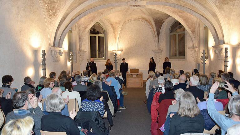 Himmlische Sirenen im Kapitelsaal des ehemaligen Unterzeller Frauenklosters. Himmlische Sirenen im Kapitelsaal des ehemaligen Unterzeller Frauenklosters.