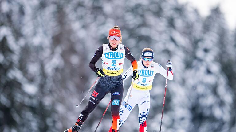 Nordische Kombination Weltcup in Seefeld       -  Platz drei in Seefeld: Nathalie Armbruster (l) hat es im Massenstart auf das Podium geschafft.