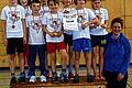 Volkachs Schulturner feiern Kreissieg       -  (seb)   Als einziger Landkreis in Unterfranken richtet Kitzingen einen Turnwettkampf für Grundschulen aus. Unter der Leitung von Wolfgang Stöhr turnten Schüler aus Geiselwind, Mainbernheim, Prichsenstadt und Volkach in der Mainstockheimer Turnhalle um den Sieg. Es wurden die technischen Fertigkeiten der einzelnen Schülerinnen und Schüler bei der Rolle und dem Rad am Boden, dem Sprung in den Stütz und dem Unterschwung am Reck oder der Grätschsprung am Bock genauso bewertet wie die zusammen erreichte Zeit beim Stangenklettern und Staffellauf. Aus dem Wettbewerb ging die Grundschule Volkach als Sieger hervor. Als zusätzliches Bonbon führte die Akrobatikgruppe der Dr. Paul Eber Mittelschule noch einen Tanz, eine Einrad-Choreographie und eine Trapez-Kür vor. Die siegreichen Volkacher (hinten von links): Valentina Langer, Andreas Scheuring, Viktoria Feldhäuser, Sophia Dinkel, (vorne von links) Lukas Braun, Lukas Halbritter, Andreas Sauer Jasmin Göthelund Lehrerin Christiane Knötgen-Runsch.