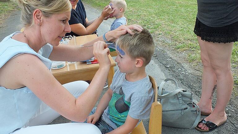 Still gehalten: In der Spielstraße konnten sich die Kinder schminken lassen.