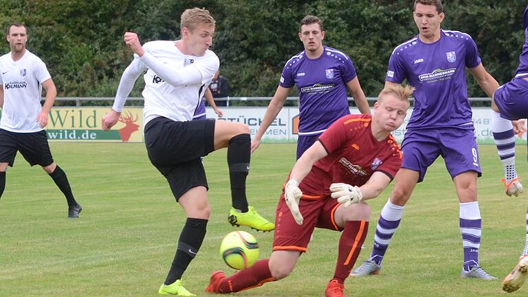 Verteidiger mit Offensivdrang: Karlburgs Marco Schiebel (links) vor Bambergs Keeper Fabian Dellermann. Verteidiger mit Offensivdrang: Karlburgs Marco Schiebel (links) vor Bambergs Keeper Fabian Dellermann.