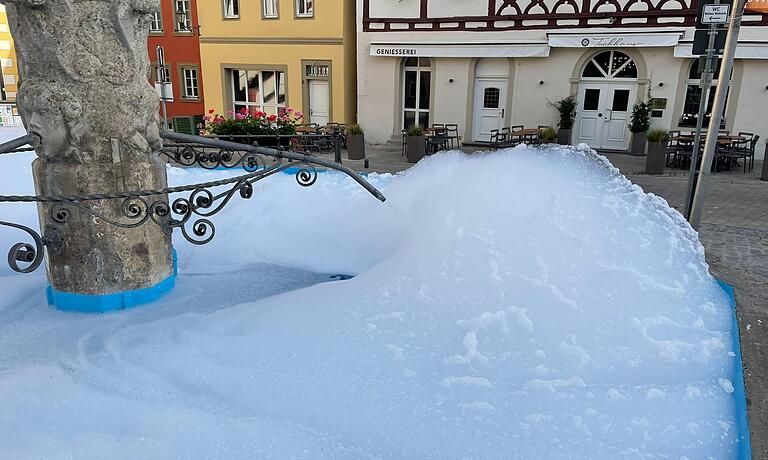 Der Brunnen am Volkacher Marktplatz war am Samstagmorgen voller Schaum. Der Brunnen am Volkacher Marktplatz war am Samstagmorgen voller Schaum.