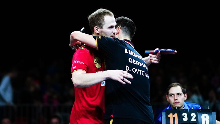 Benedikt Duda und Dimitrij Ovtcharov       -  Deutsches Duell bei der Tischtennis-EM: Benedikt Duda (l) schlägt überraschend Dimitrij Ovtcharov.